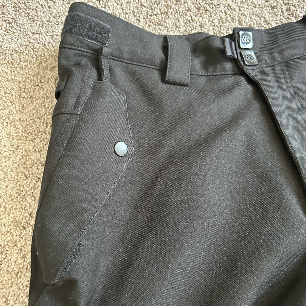 686 Black Snowboard Skiing Pants. Vents and cargo pockets. Waterproof and warm. - Picture 5 of 14